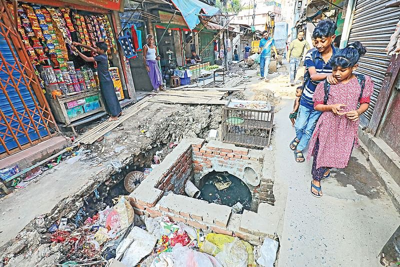 দীর্ঘ দুই মাস ধরে পয়োনালা লাইন স্থাপনের কাজ চলছে। এতে চলাচলে ভোগান্তিতে স্থানীয় মানুষেরা। সম্প্রতি রাজধানীর দয়াগঞ্জ বাজার সড়কে